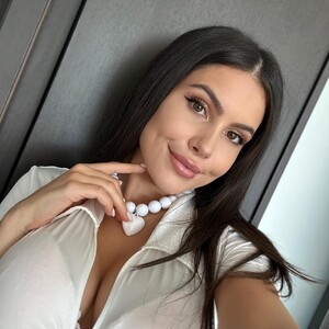 MollyRayy webcam livesex profile in brown-hair cams